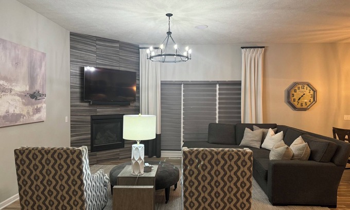 Omaha Maison | Spacious 4-bedroom house in Omaha/Gretna area