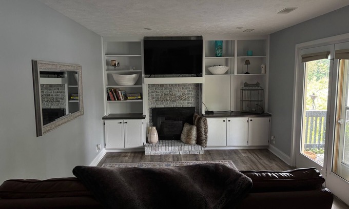 Omaha Maison | Spacious 4-bedroom house in amazing Omaha with WiFi, backyard oasis.