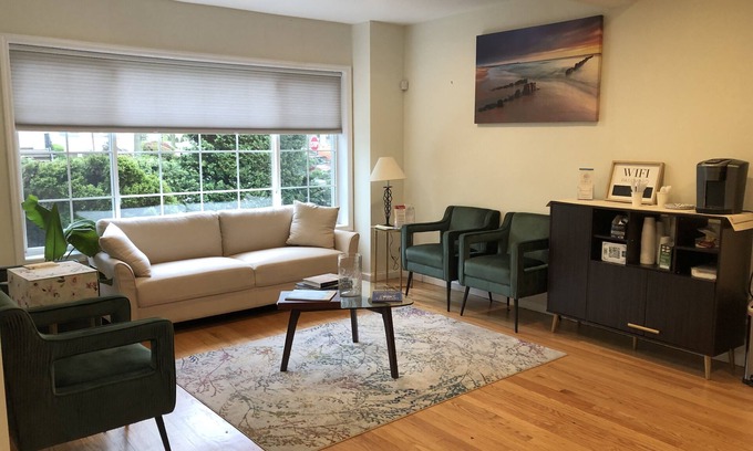 Forest Hills Gardens Maison | Spacious 4 Bedroom House with Parking, near local hospitals and stadiums