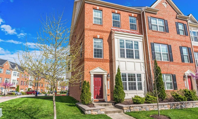 Elkridge Maison | Spacious 4-bedroom townhome in charming Elkridge with WiFi, AC/Outdoor Playarea