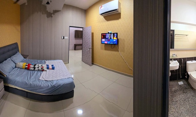 Pasir Gudang Maison | Spacious 4-bedroom townhome with AC, WiFi in serene Masai - Netflix and Disney