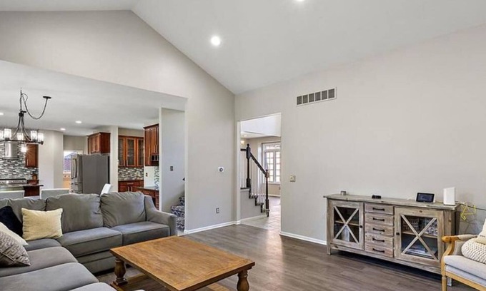 Commerce Township Maison | Spacious 4-bedroom house with WiFi, AC in charming Commerce Twp