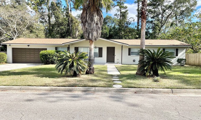 Gainesville Maison | Spacious 4-bedroom house with Covered Private Pool in Gainesville