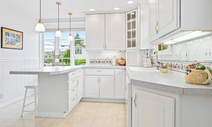 McLoughlin Maison | Spacious 4-bedroom 2-bath Home In Beautiful Oregon City, Pet Friendly!