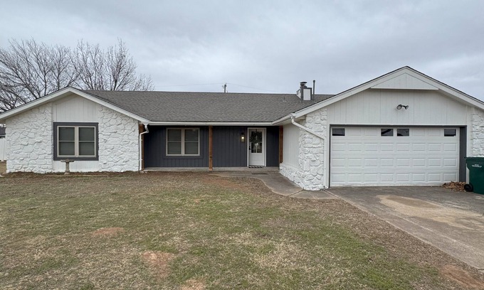 Sand Springs Maison | Spacious 4 bedroom house in Sand Springs where elegance meets comfort.