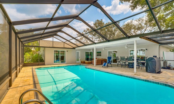 Forest Oaks Maison | Spacious 4-bedroom house with fitness room, WiFi in brilliant Spring Hill