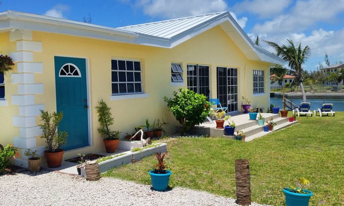 Williams Town Maison | Villa spacieuse de 4 chambres, située sur une voie navigable charmante, avec vue sur la plage et l'océan
