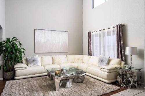 Centennial Villa | Spacious 4 BR House in Centennial