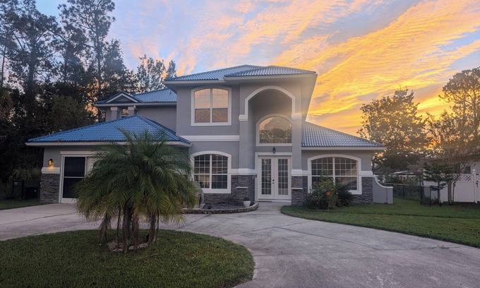 Indian Trails Maison | Spacious 4 BR house w/ Solar heated pool, Spa and Sauna in delightful Palm Coast