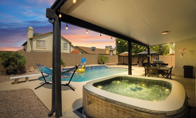 Pivotal Peoria Center Maison | Spacious 4 BR -SaltwaterHotTub -Pool -Sleeps 11