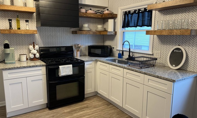 DeKalb Maison | Spacious 4BD 3BA, Mins to NIU. Business & Corporate Travel, Pet Friendly!