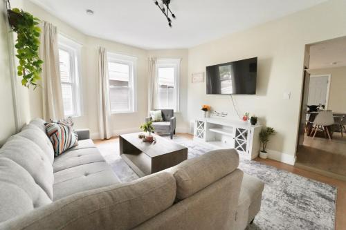 East Somerville Appartement | Spacious 4BDR 2BA Retreat near T-Station- 5 Mins to Boston