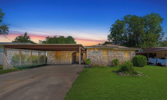 Westworth Village Maison | Spacious 4BEDR/2BATH Getaway w/King Beds + TVs