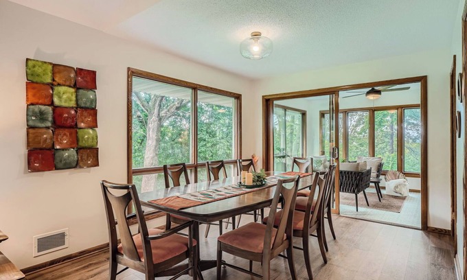 Fridley Maison | Spacious 4bedroom 3 bath vacation home NE of Minneapolis, short drive to it all!