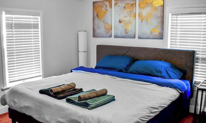 Newark Maison | 4BR Game Center, Cappuccino Cafe, 2 King Beds, 30min to NYC + 5min to EWR