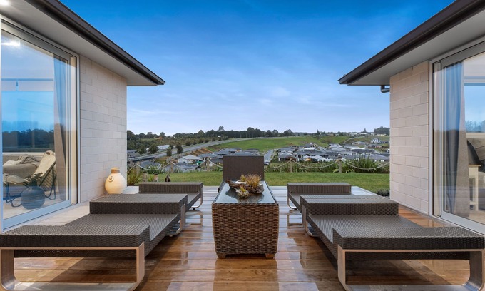 Pyes Pa Maison | spacious 4br family retreat with elevated and lake views