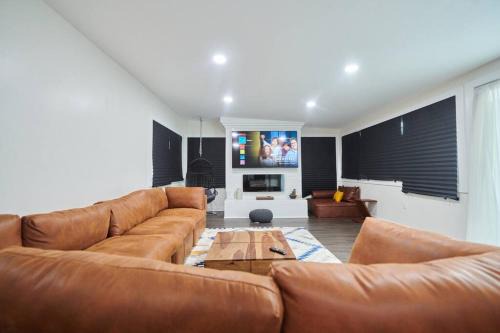 Del Aire Appartement | Spacious 4BR Gem with Private Hot Tub