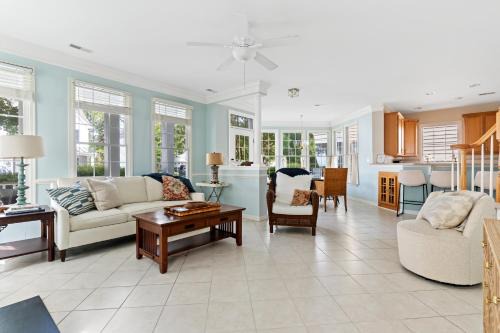 Bayside Maison | Spacious 4BR Home Pools Bikes Balcony