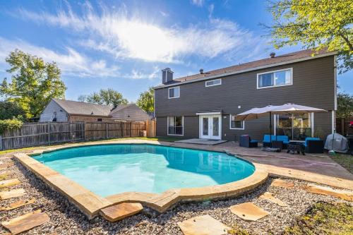 South Arlington Maison | Spacious 4BR Home with Pool BBQ & Games
