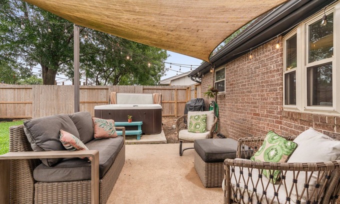 Garden Oaks Maison | Spacious 4BR Houston Retreat w/ Hot Tub!