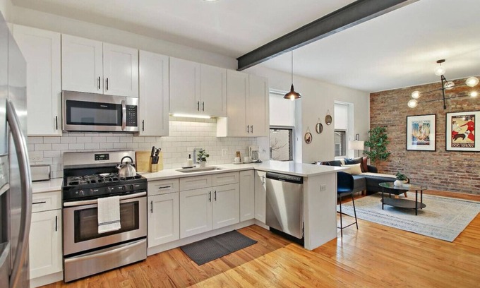 Pilsen Appartement | Spacious 4BR in Chicago w/ Laundry!