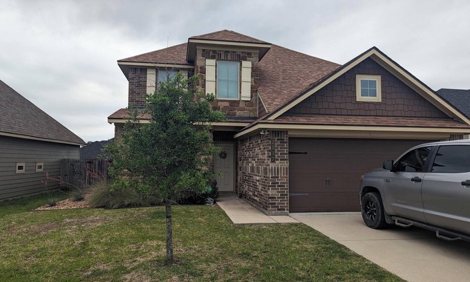 College Station Maison | Spacious 4BR+loft pet friendly home12 min from Kyle Field, large yard, gas grill