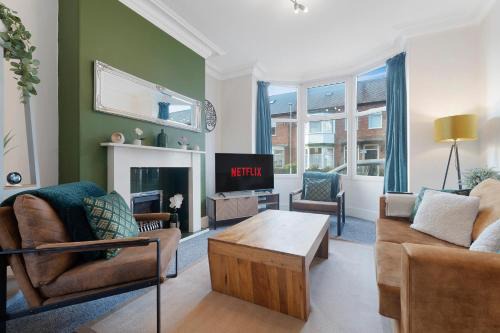 Darlington Maison | Spacious 4BR on Leafield Rd