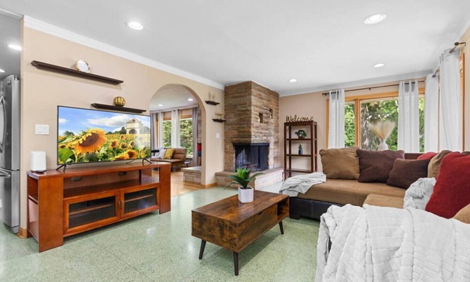 Rockford Maison | Spacious 4BR Retreat in Rockford