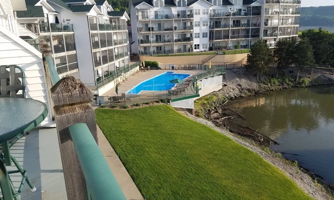 Camdenton Copropriété | Spacious 4BR w/ Loft Condo with great lake view