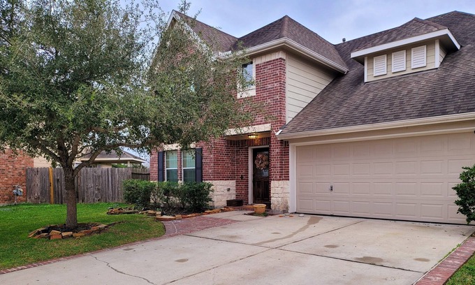 Alvin Maison | Spacious 5/3 home in quiet neighborhood