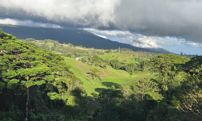 Vara Blanca Autre | Spacious 5-bedroom farmhouse Panoramic Views Poas Volcano and Cloud Rainforest