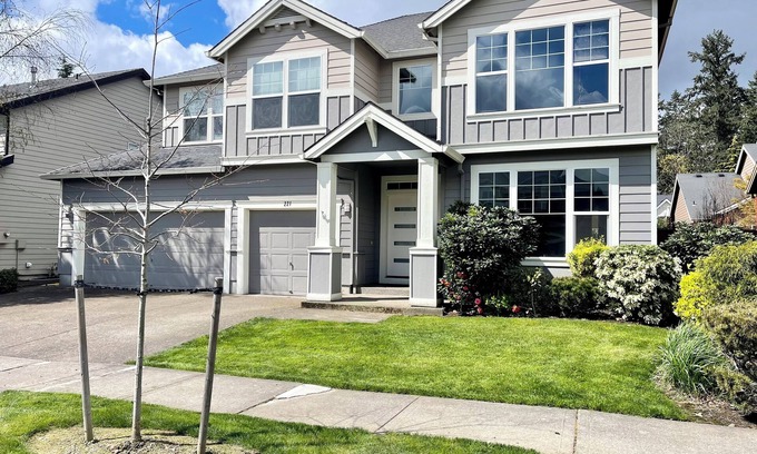 Newberg Maison | Spacious 5-Bed Retreat w/Firepit, Pet-Friendly & Updated Interiors!