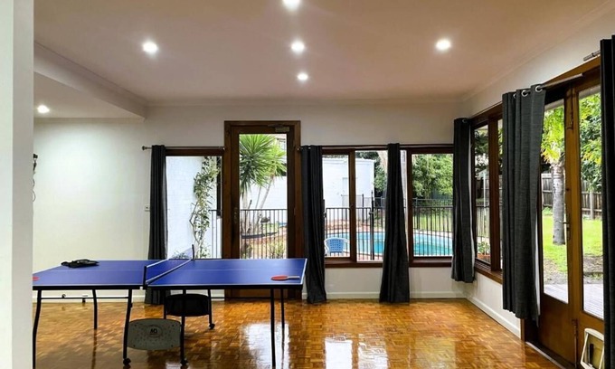 Bentleigh Maison | Spacious 5-bedroom house in beautiful Brighton East with AC, WiFi, fitness room
