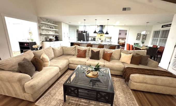Lawrenceville Maison | Spacious 5-bedroom house in awesome Lawrenceville with AC