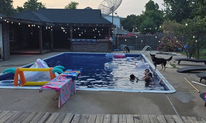 Central Oklahoma City Maison | Spacious 5-bedroom house in terrific OKC with WiFi, AC, close to activites.