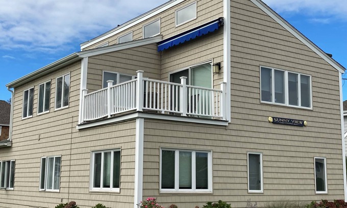 Mystic - New London Maison | Spacious 5-bedroom, 2.5-ba Overlooking Water, Pets Welcome in Groton Long Point