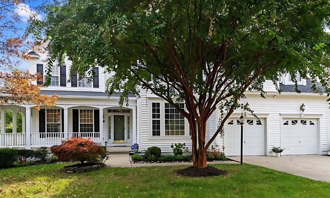 Woodmore Maison | Spacious 5-bedroom 4-bath house with office in Bowie AC, WiFi. Enjoy your stay