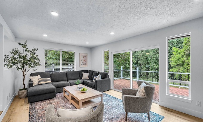 Boring Maison | Spacious 5-bedroom 8-bed house in tranquil Boring Oregon with WiFi, AC