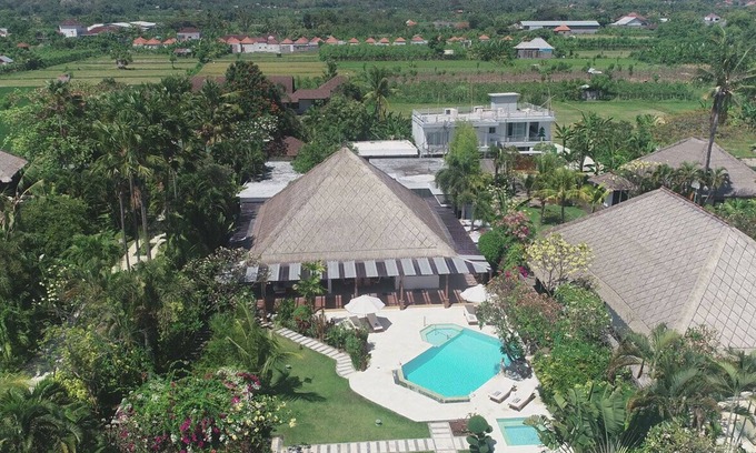 Dencarik Villa | Spacious 5-bedroom beachfront villa with Fitness, Spa & WiFi close to Lovina