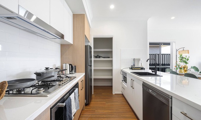 Austral Maison | Spacious 5-bedroom building in brilliant Austral with AC