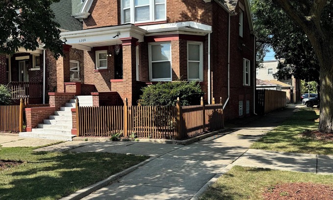 Chicago Lawn Maison | Spacious 5-bedroom bungalow in delightful Chicago with AC, WiFi