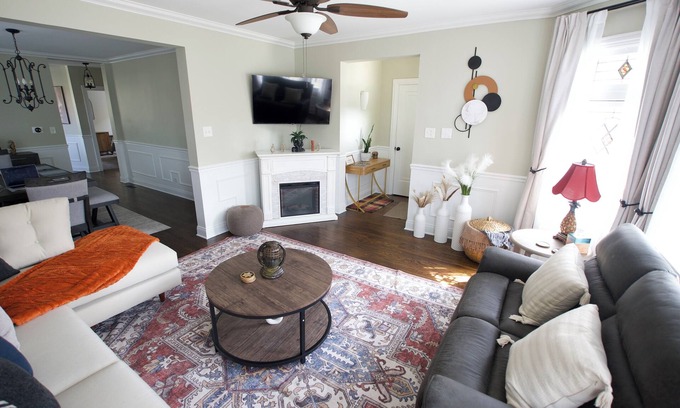 Berwyn Maison | Spacious 5-bedroom bungalow with AC, WiFi in welcoming Berwyn