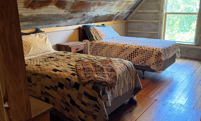 Duff Cabine | Spacious 5-bedroom cabin in enchanting LaFollette up on McCloud Mountain