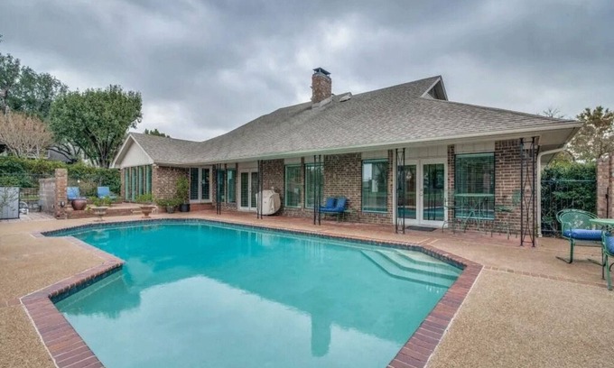Heath Maison | Spacious 5-bedroom executive home in prestigious community of Shepherds Glen.