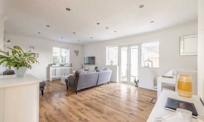 Fifield Maison | Spacious 5-Bedroom Family Home in Windsor