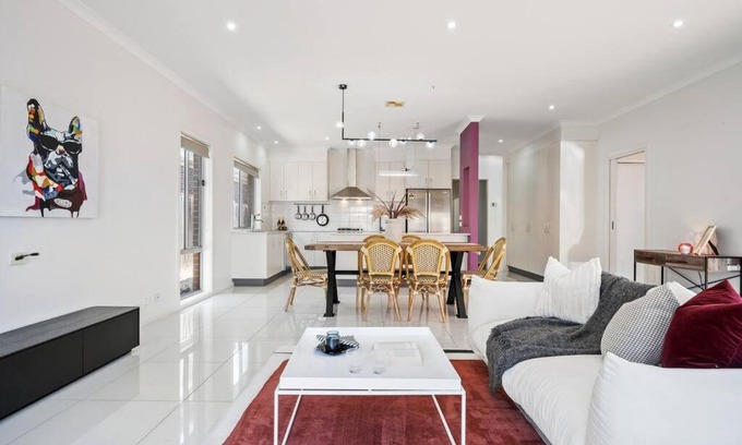 Franklin Villa | Spacious 5 Bedroom Family Retreat in Franklin