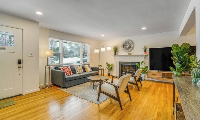 Alexandria West Maison | Spacious 5-bedroom house with AC, WiFi in delightful Alexandria