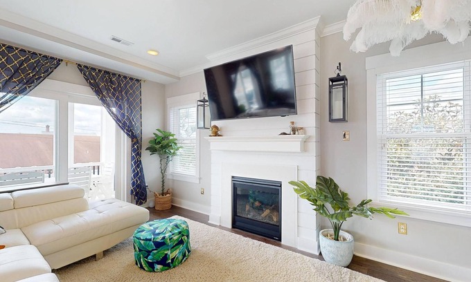 North End Maison | Spacious 5-bedroom house, elevator, multiple decks, linens, everything you need!