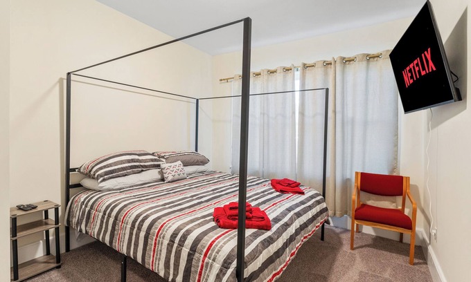 Wilmington Maison | Spacious 5-bedroom house in delightful Wilmington with WiFi, AC