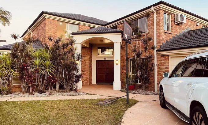 Carindale Maison | Spacious 5-bedroom house in lovely Carindale with AC